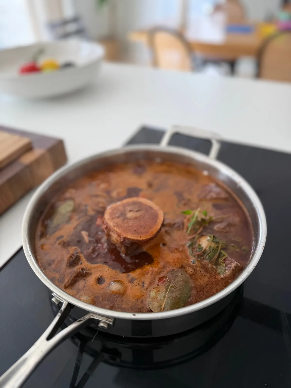 Boeuf bourguignon med märgben, lagerblad och färsk timjan som puttrar i en kastrull