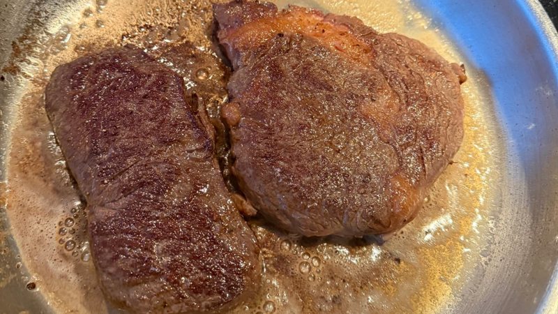 Steka entrecôte och ryggbiff – så fixar du bistrokänslan hemma
